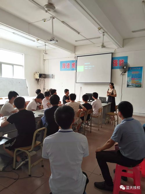 蓝天网络工作室召开师生交流会 聚焦计算机图文设计创新\